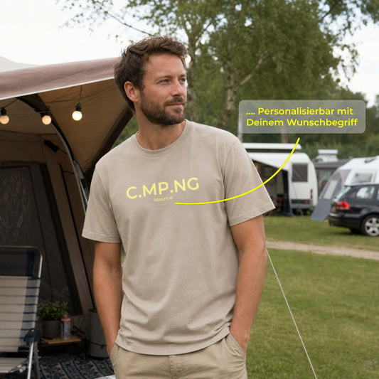Ein Model trägt das C.MP.NG T-Shirt classic mit dem personalisierten Namen Maurice. Das Model ist in Split Kroatien auf einem Campingplatz