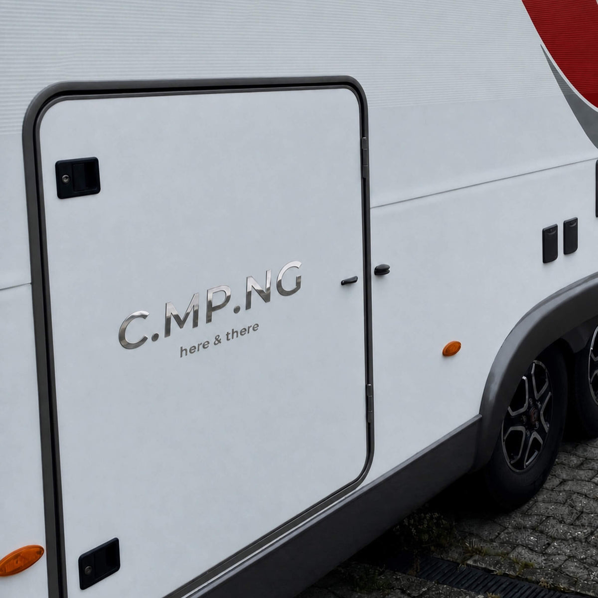 C.MP.NG here & there Schriftzug aus Folienbuchstaben in chrom, kleben auf einem weißen Wohnmobil