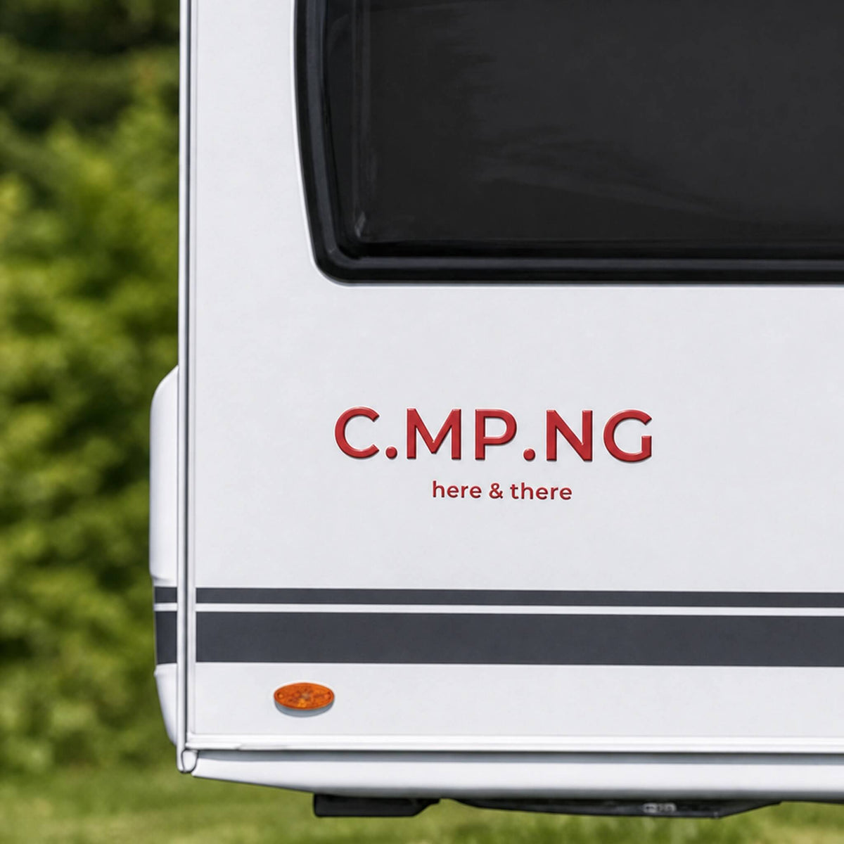 Wohnwagen mit rotem, geplotteten Folienaufkleber des modernen Camping Schriftzuges "C.MP.NG here & there"