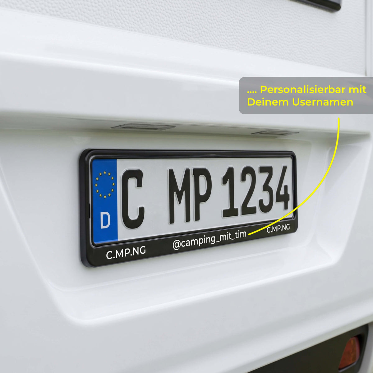 Produktfoto des C.MP.NG Community Kennzeichenhalters in weiß an einem wohnwagen