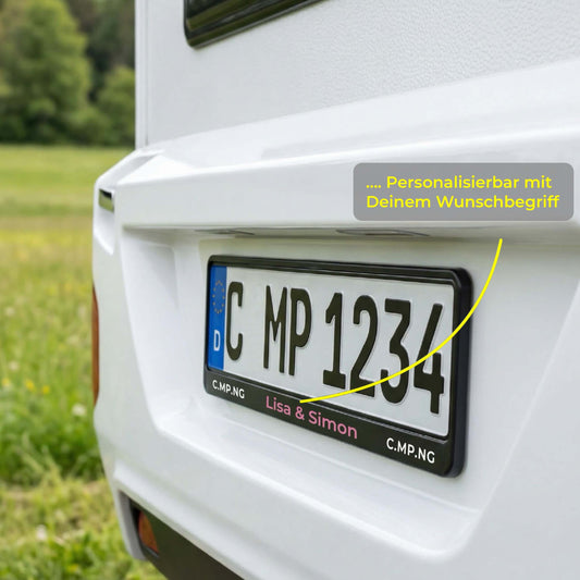 Das Heck eines Wohnwagens, im Fokus ist der personalisierte C.MP.NG Kennzeichenhalter 2.0.
In Rosa ist der Schriftzug Lisa & Simon zu sehen, rechts und links C.MP.NG