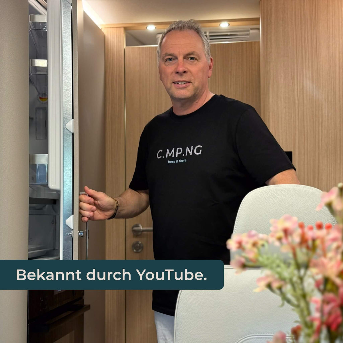 Ein Mann steht am Kühlschrank eines Wohnmobils.
Textkachel mit dem Satz: Bekannt durch YouTube