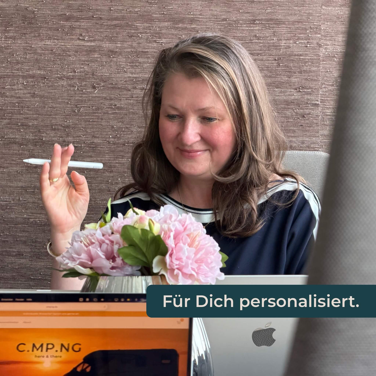 Eine Frau sitzt an einem Rechner.
Textkachel mit dem Satz: Für dich personalisiert.
