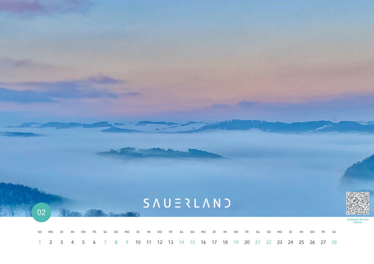 Sauerland Kalenderblatt Februar 2026. Man sieht Sauerländer berge im Nebelschwaden. Der Himmel ist orange-rosa-hellblau gefärbt.